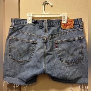 Levi’s 501 mid thigh shorts